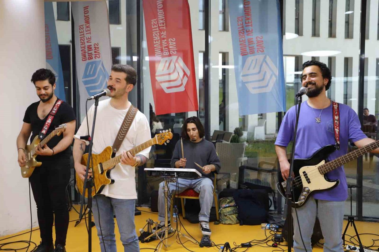 SBTÜ’de yılsonu şenliği ve mezuniyet töreni düzenlendi