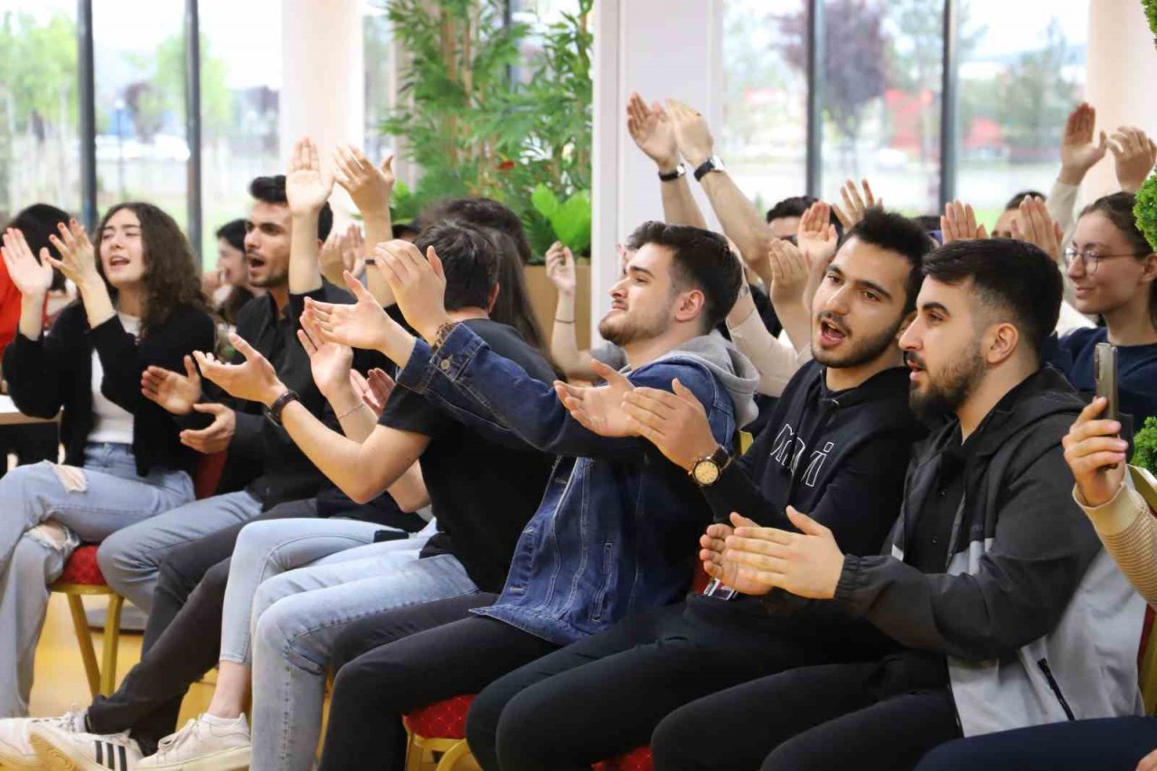 SBTÜ’de yılsonu şenliği ve mezuniyet töreni düzenlendi