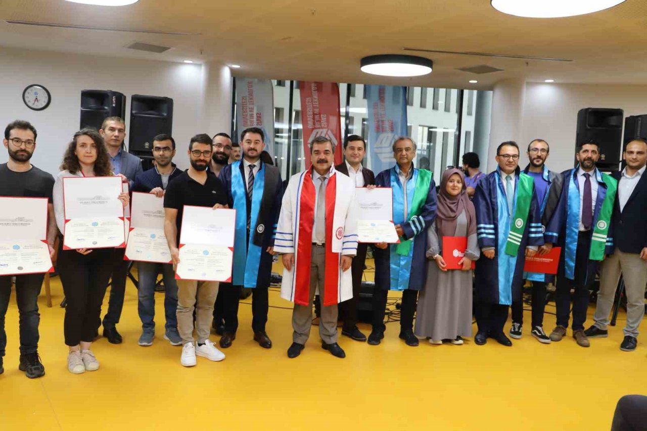 SBTÜ’de yılsonu şenliği ve mezuniyet töreni düzenlendi