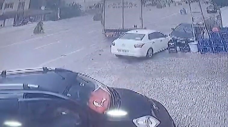 Tırın çarptığı otomobiller savruldu, o anlar kameraya yansıdı