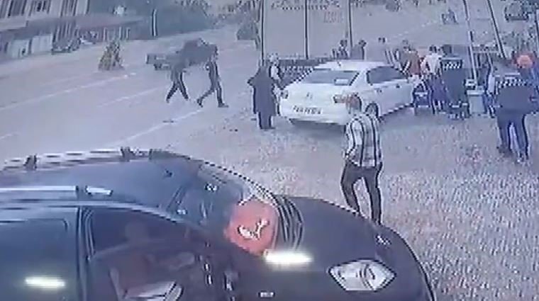 Tırın çarptığı otomobiller savruldu, o anlar kameraya yansıdı