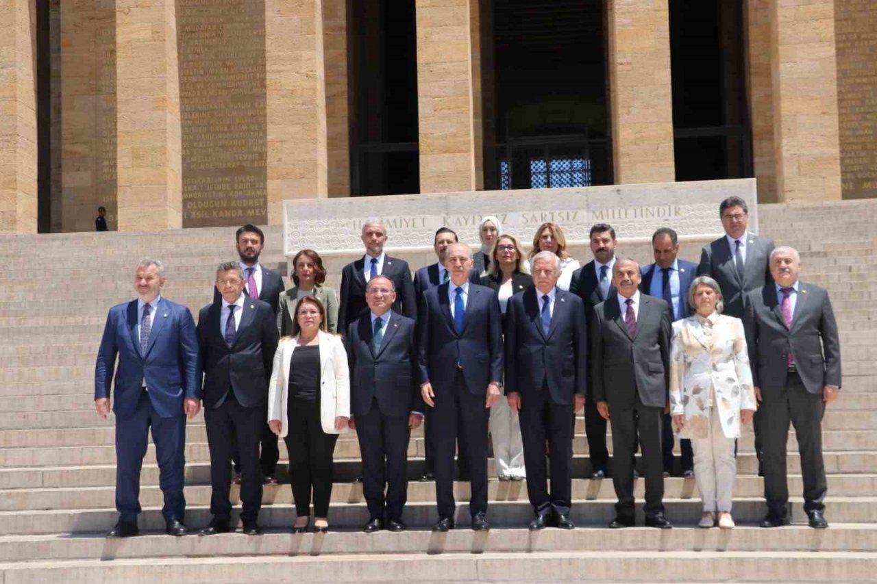 TBMM Başkanı Kurtulmuş ve Başkanlık Divanı üyelerinden Anıtkabir’e ziyaret