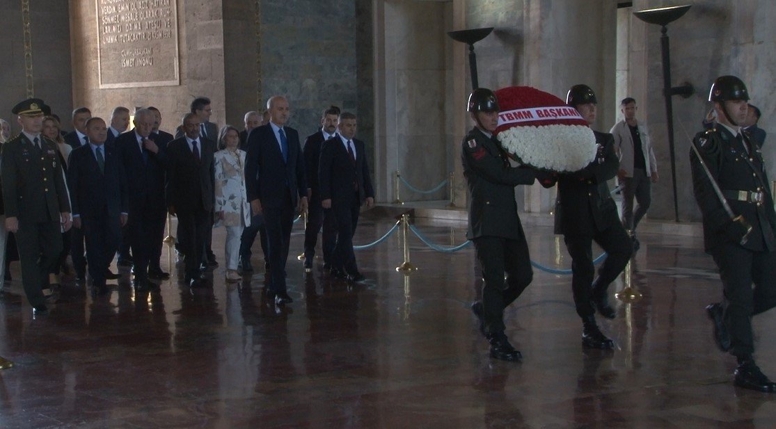 TBMM Başkanı Kurtulmuş ve Başkanlık Divanı üyelerinden Anıtkabir’e ziyaret