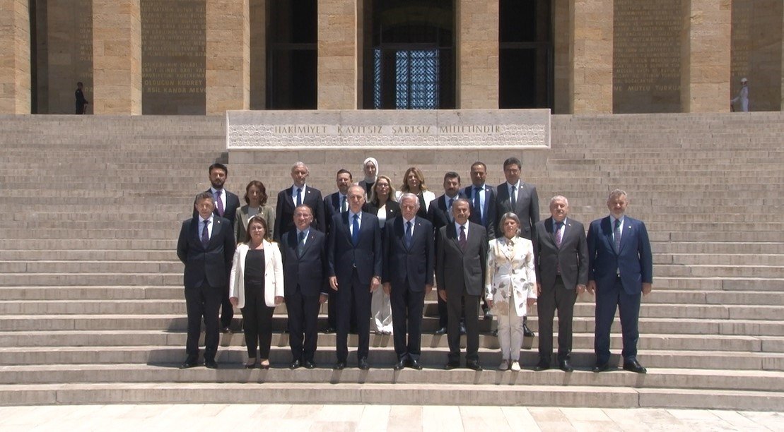 TBMM Başkanı Kurtulmuş ve Başkanlık Divanı üyelerinden Anıtkabir’e ziyaret