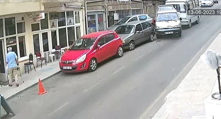 Freni boşalan minibüs park halindeki araçlara daldı: O anlar kamerada