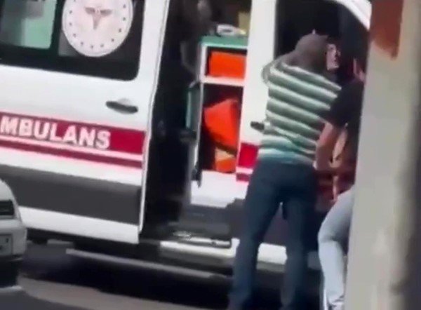 Tuzla’da yol vermeyip ambulansı durdurdu, ’hasta mı var’ diye sordu