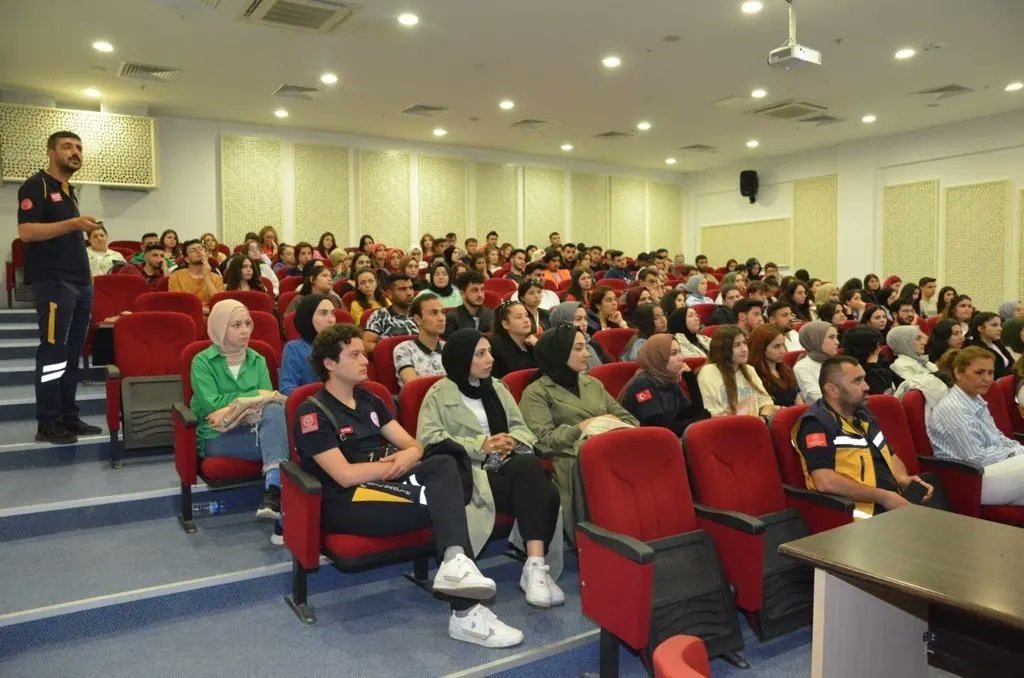 Uşak Sağlık Müdürlüğünden mezun öğrencilere paramedik eğitimi