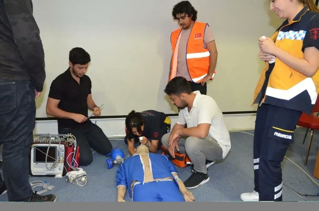 Uşak Sağlık Müdürlüğünden mezun öğrencilere paramedik eğitimi