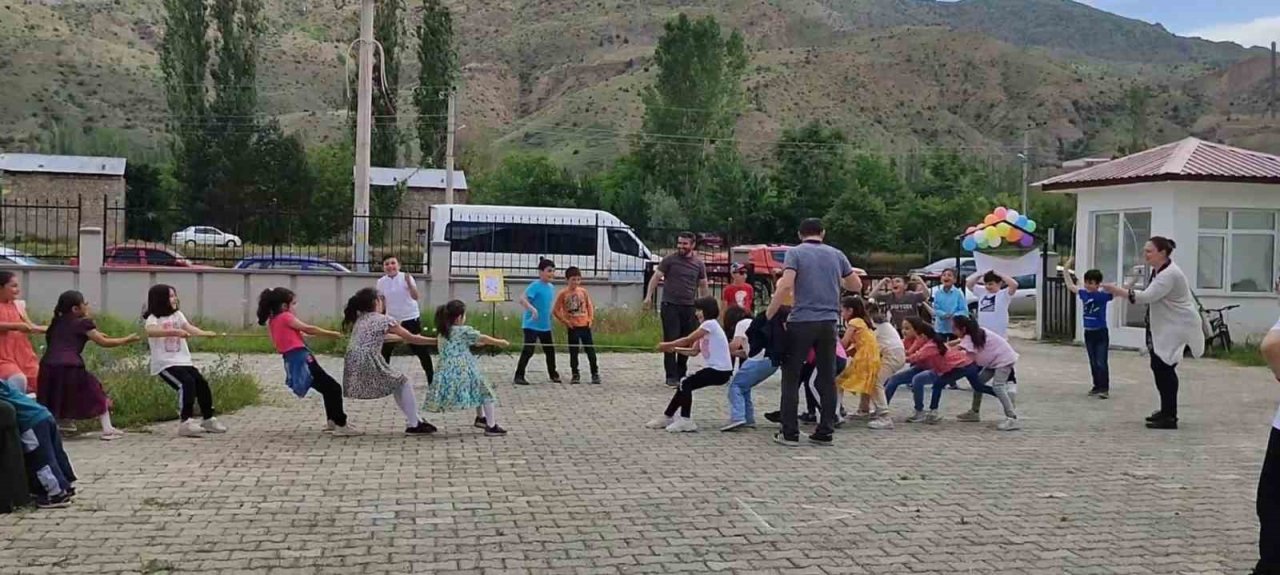 Çocuklar eski oyunlarla eğlendi