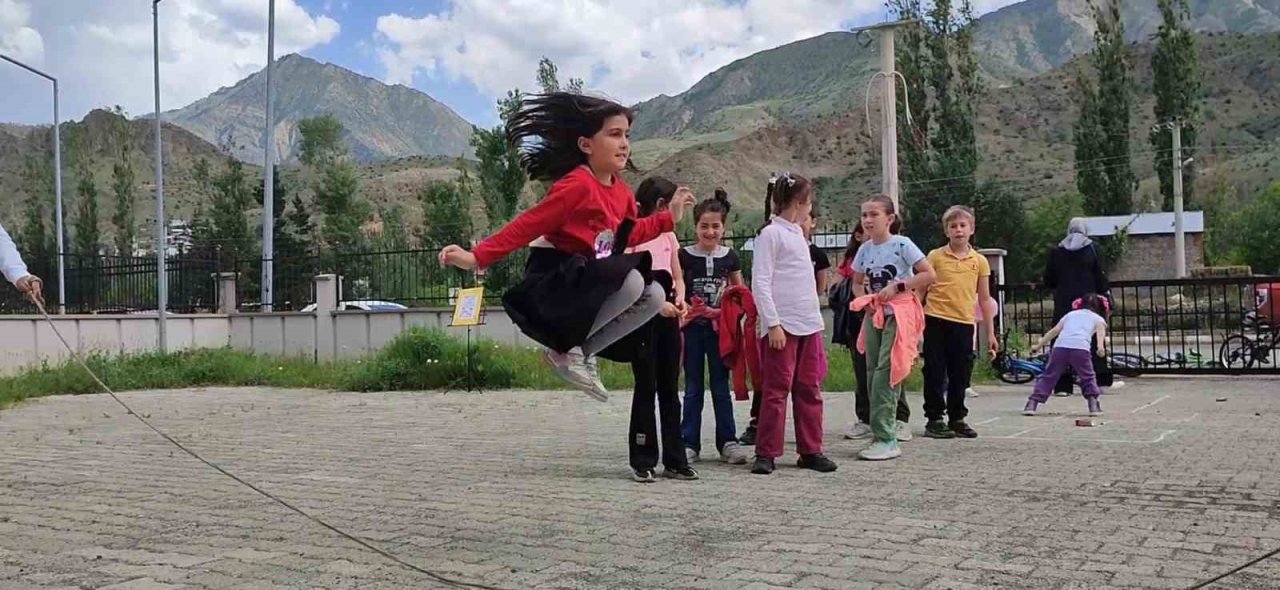 Çocuklar eski oyunlarla eğlendi