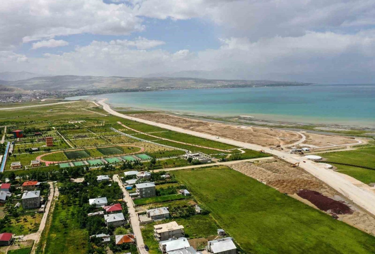 Sahil yolunda hummalı çalışma devam ediyor