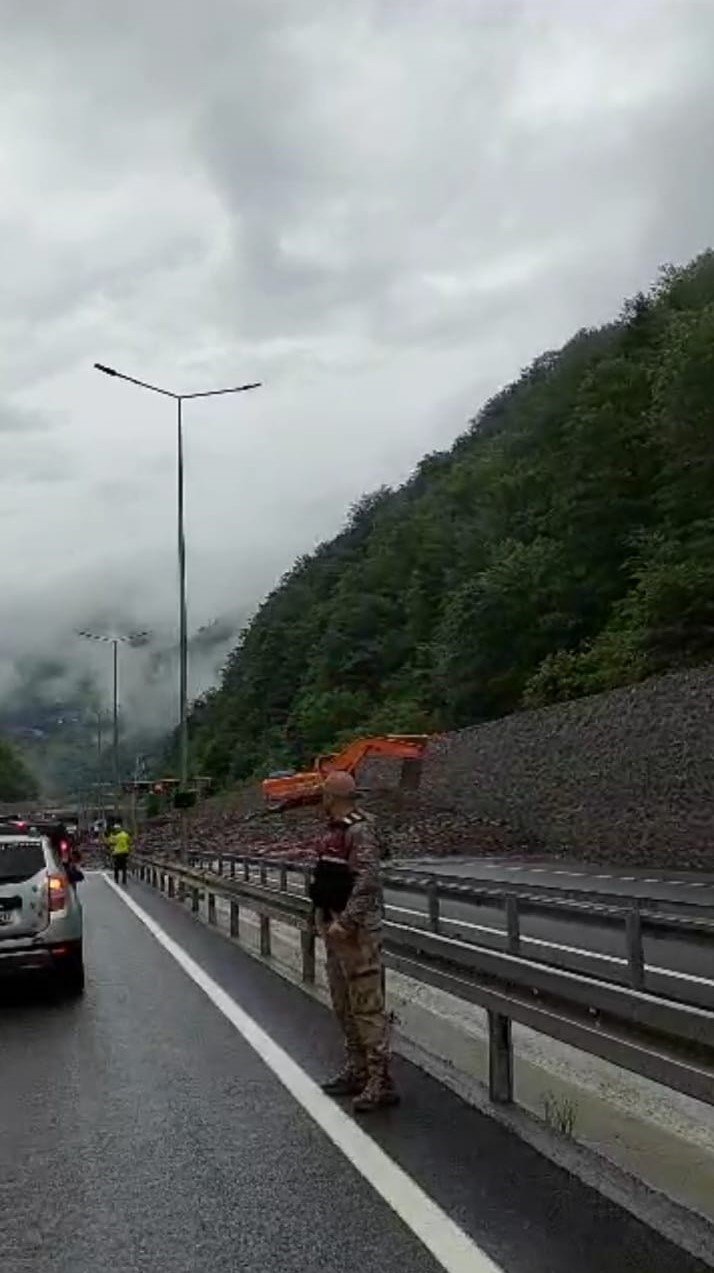 Trabzon-Gümüşhane karayolu yolu sel sularının getirdiği taş ve çamur nedeniyle ulaşıma kapandı