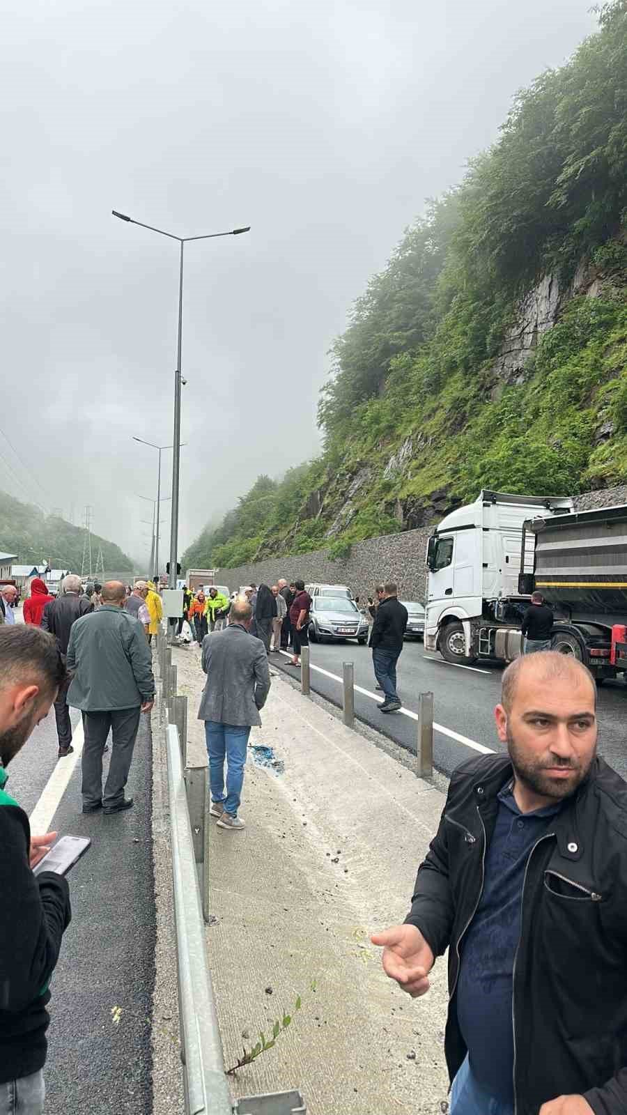 Trabzon-Gümüşhane karayolu yolu sel sularının getirdiği taş ve çamur nedeniyle ulaşıma kapandı