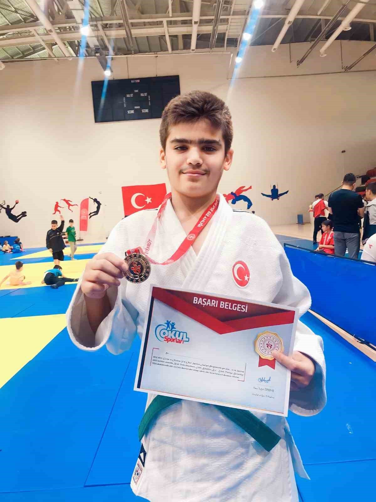 Yunusemre’den iki Türkiye şampiyonu daha