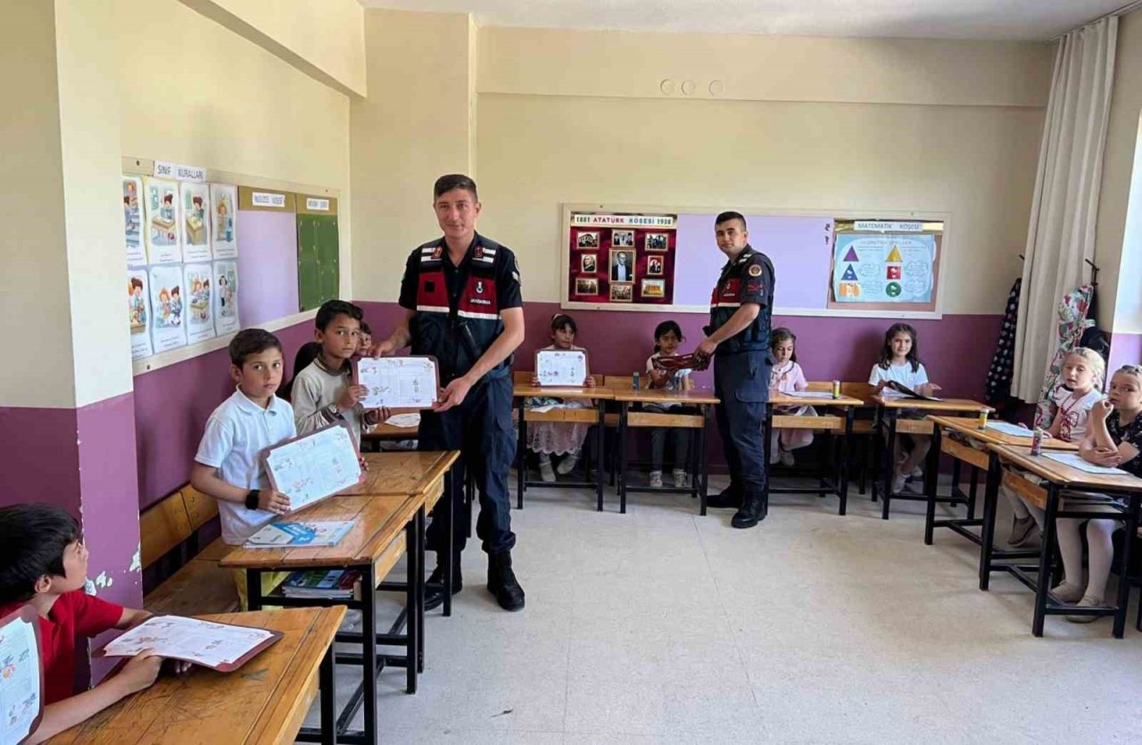 Jandarma öğrencilerin karne heyecanına ortak oldu