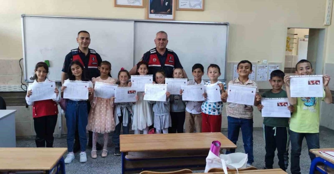 Jandarma öğrencilerin karne heyecanına ortak oldu