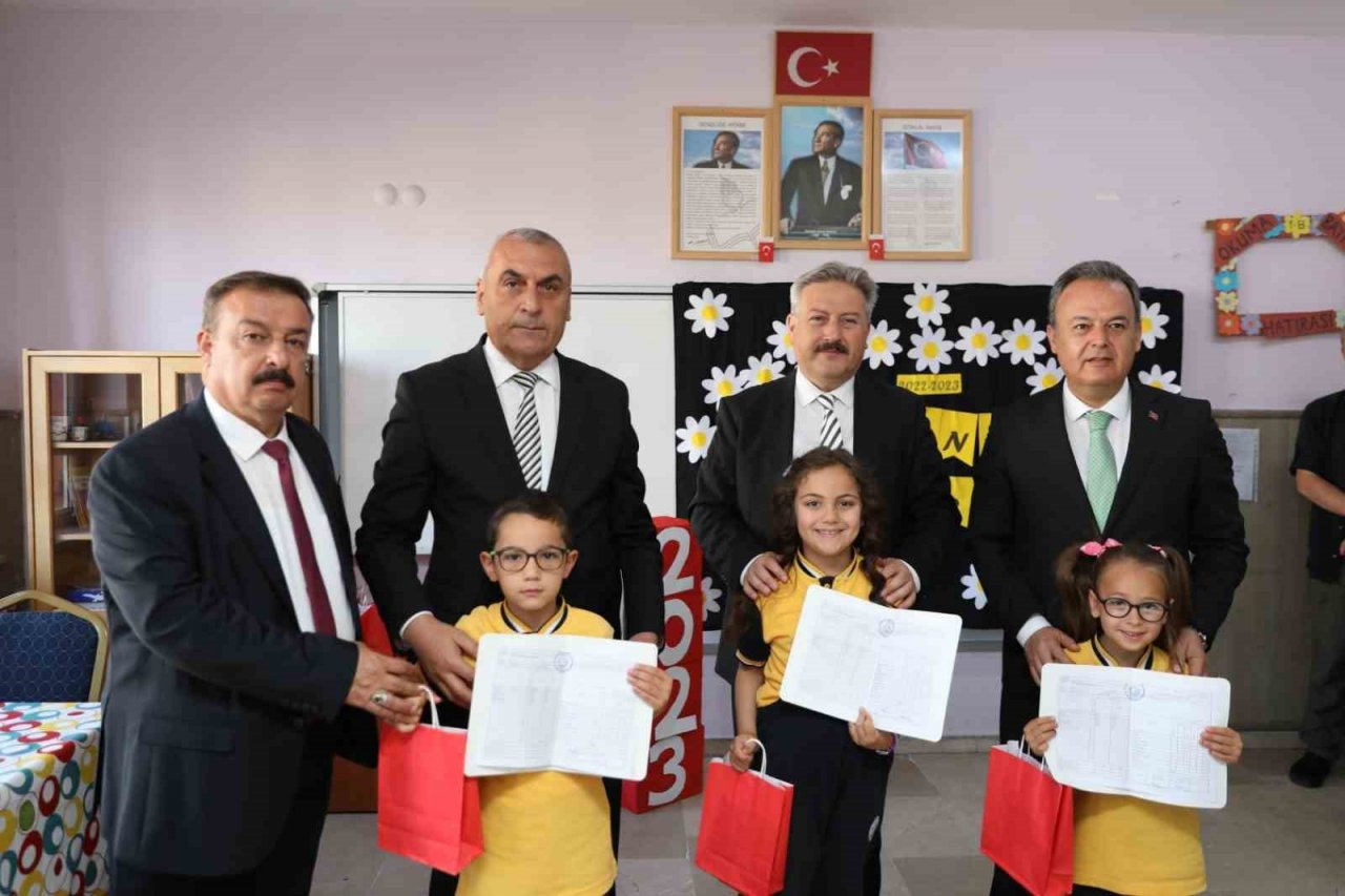 Başkan Palancıoğlu, minik öğrencilerin karnelerini verdi