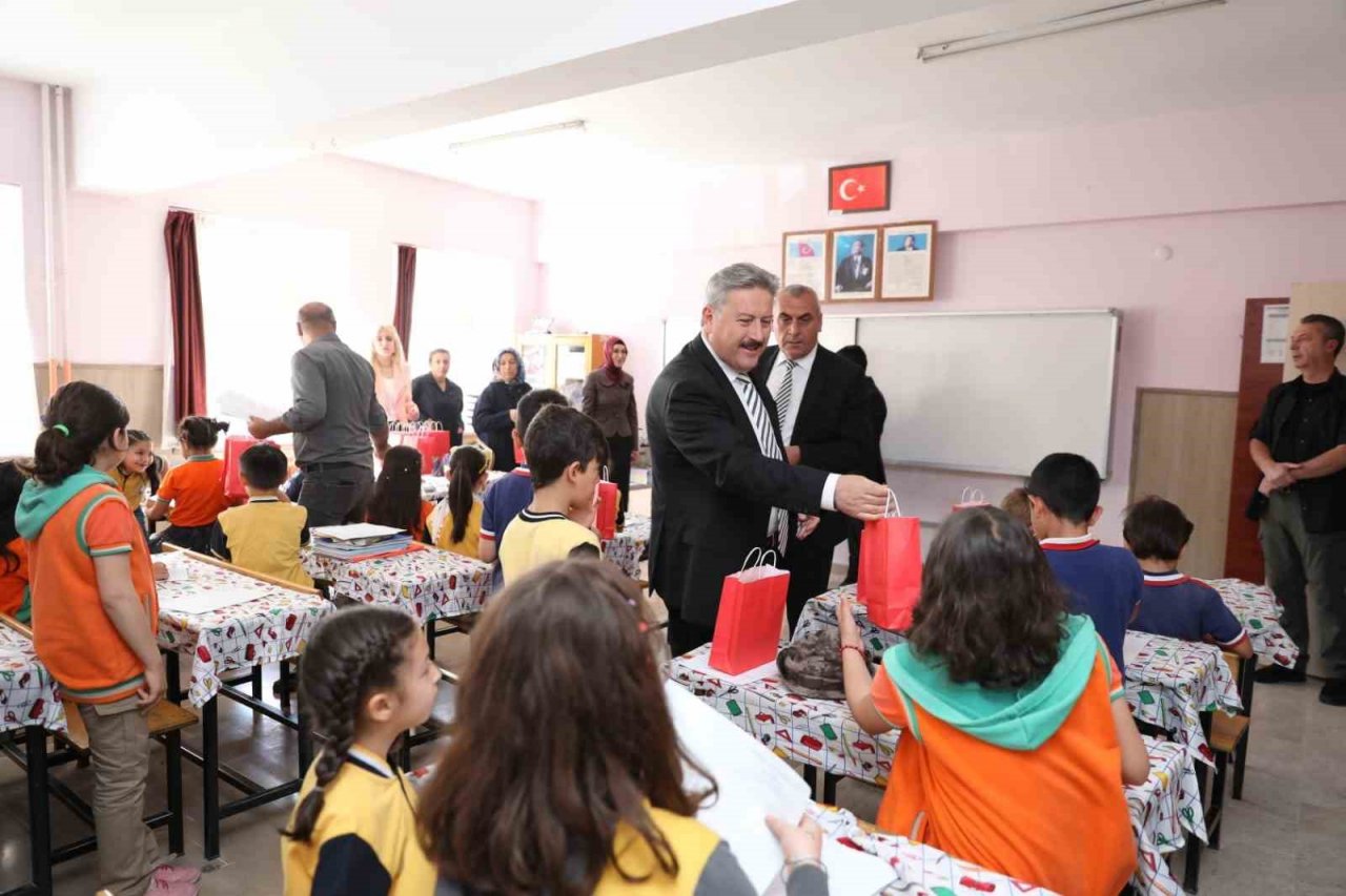 Başkan Palancıoğlu, minik öğrencilerin karnelerini verdi