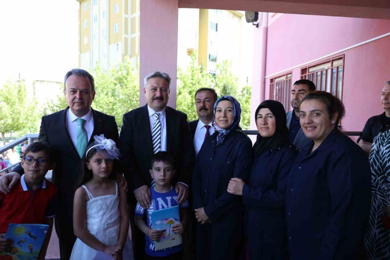 Başkan Palancıoğlu, minik öğrencilerin karnelerini verdi