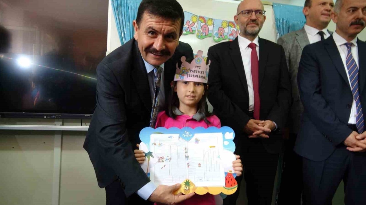 Burdur’da 43 bin 863 öğrenci karne heyecanı yaşadı