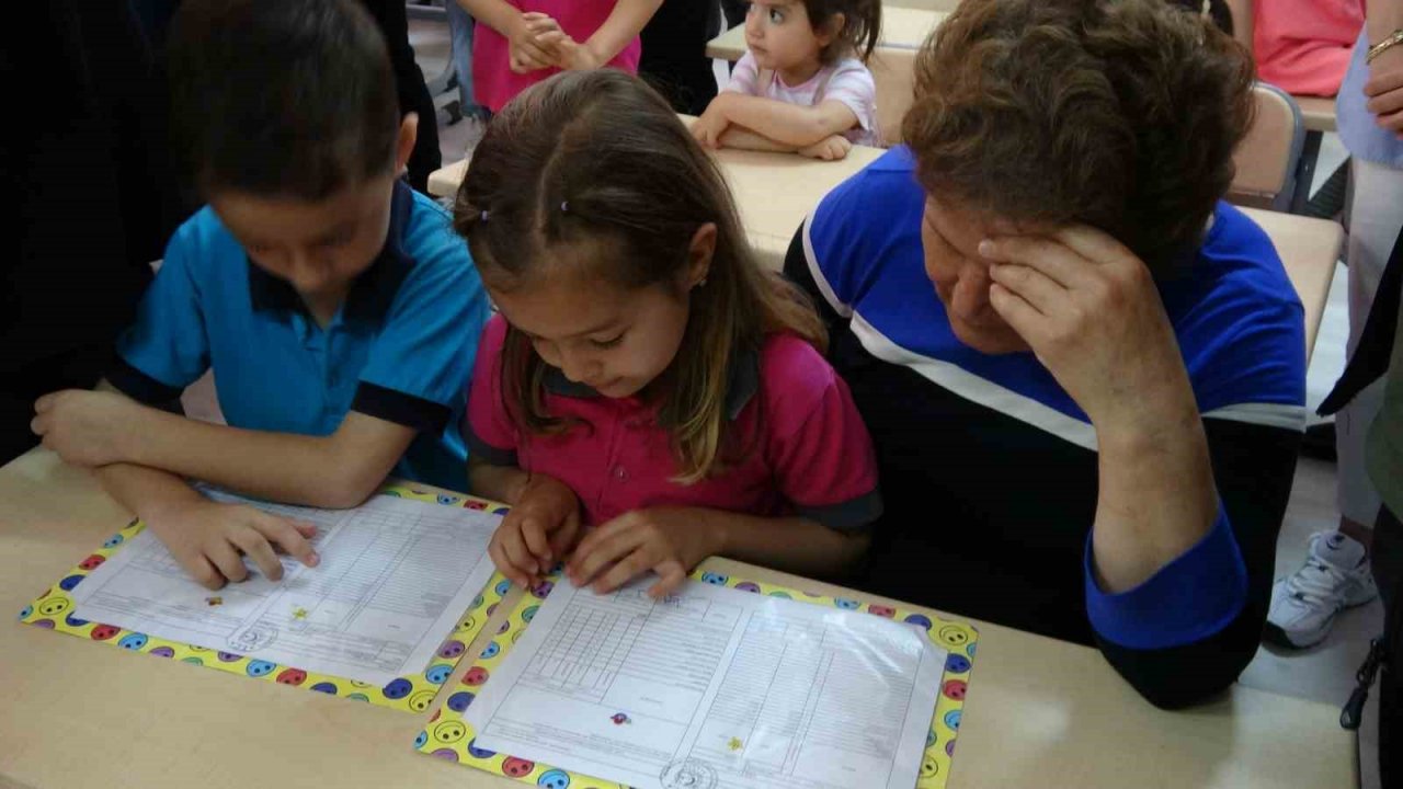 Burdur’da 43 bin 863 öğrenci karne heyecanı yaşadı