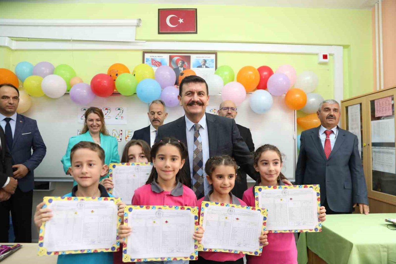 Burdur’da 43 bin 863 öğrenci karne heyecanı yaşadı