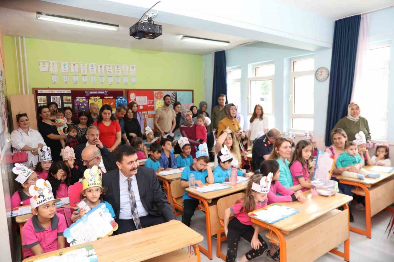 Burdur’da 43 bin 863 öğrenci karne heyecanı yaşadı