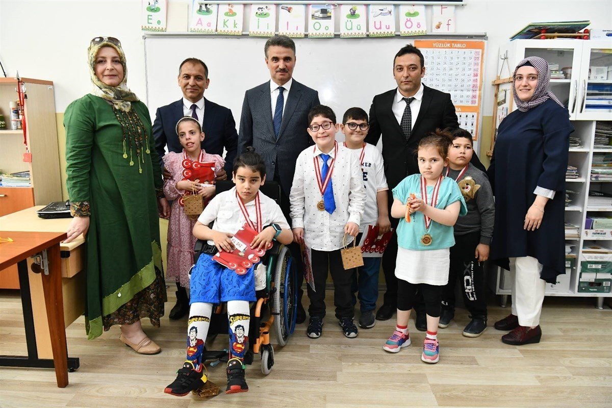 Isparta’da 81 bin 292 öğrenci karne heyecanı yaşadı