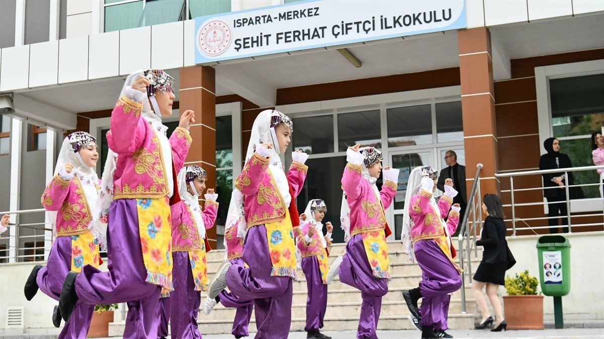 Isparta’da 81 bin 292 öğrenci karne heyecanı yaşadı