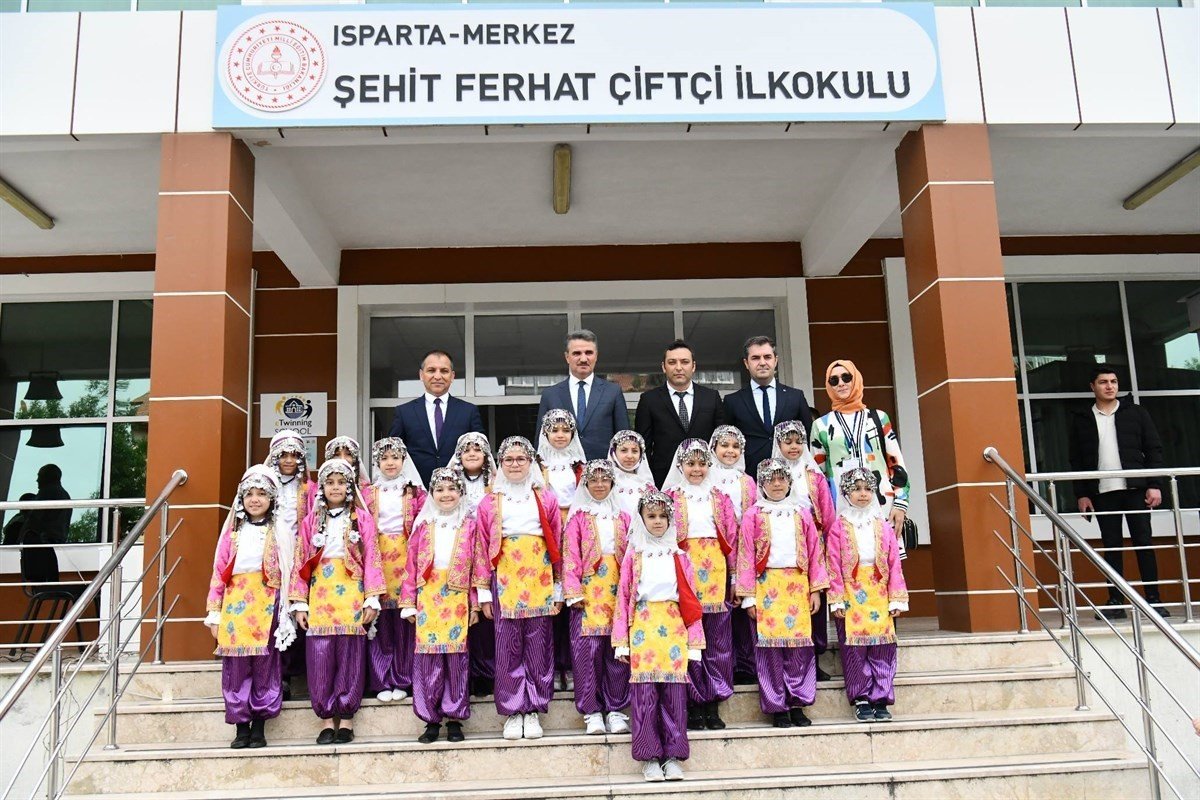 Isparta’da 81 bin 292 öğrenci karne heyecanı yaşadı