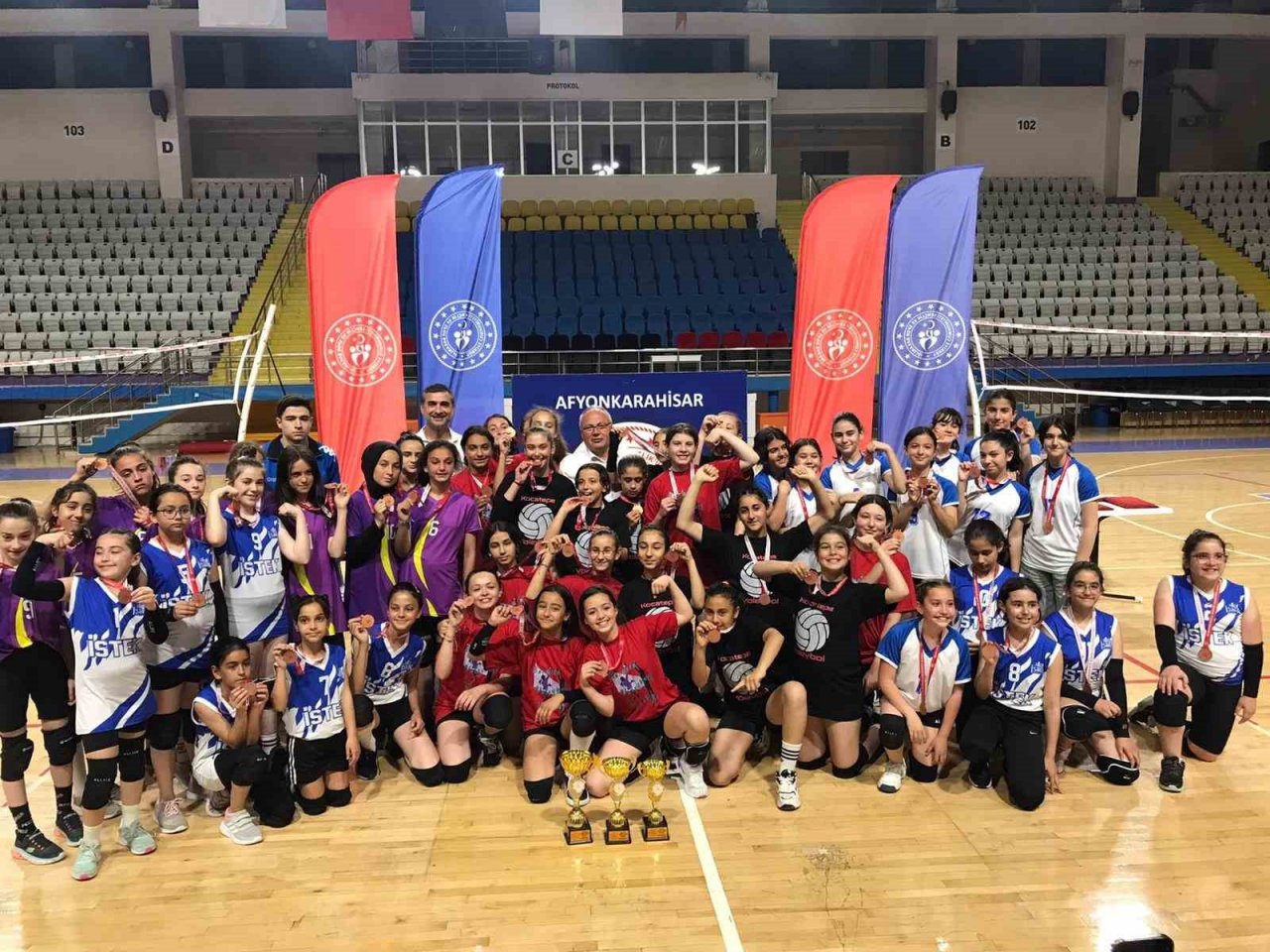 Afyonkarahisar’da voleybol müsabakalarında Akal (B) takımı birinci oldu