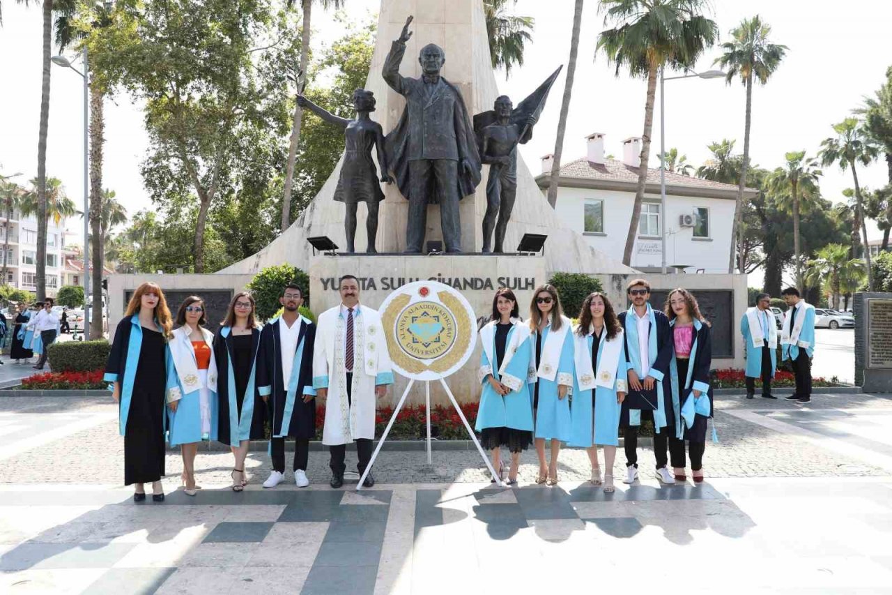 ALKÜ ailesinden Atatürk Anıtı’na çelenk