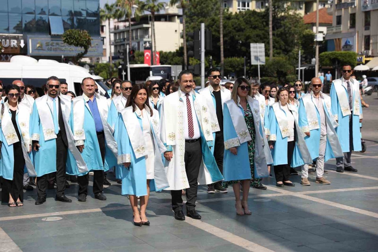 ALKÜ ailesinden Atatürk Anıtı’na çelenk