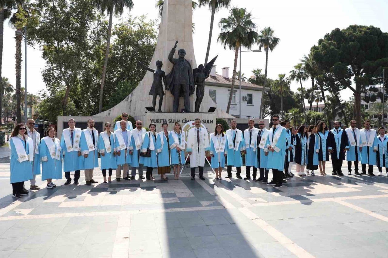 ALKÜ ailesinden Atatürk Anıtı’na çelenk