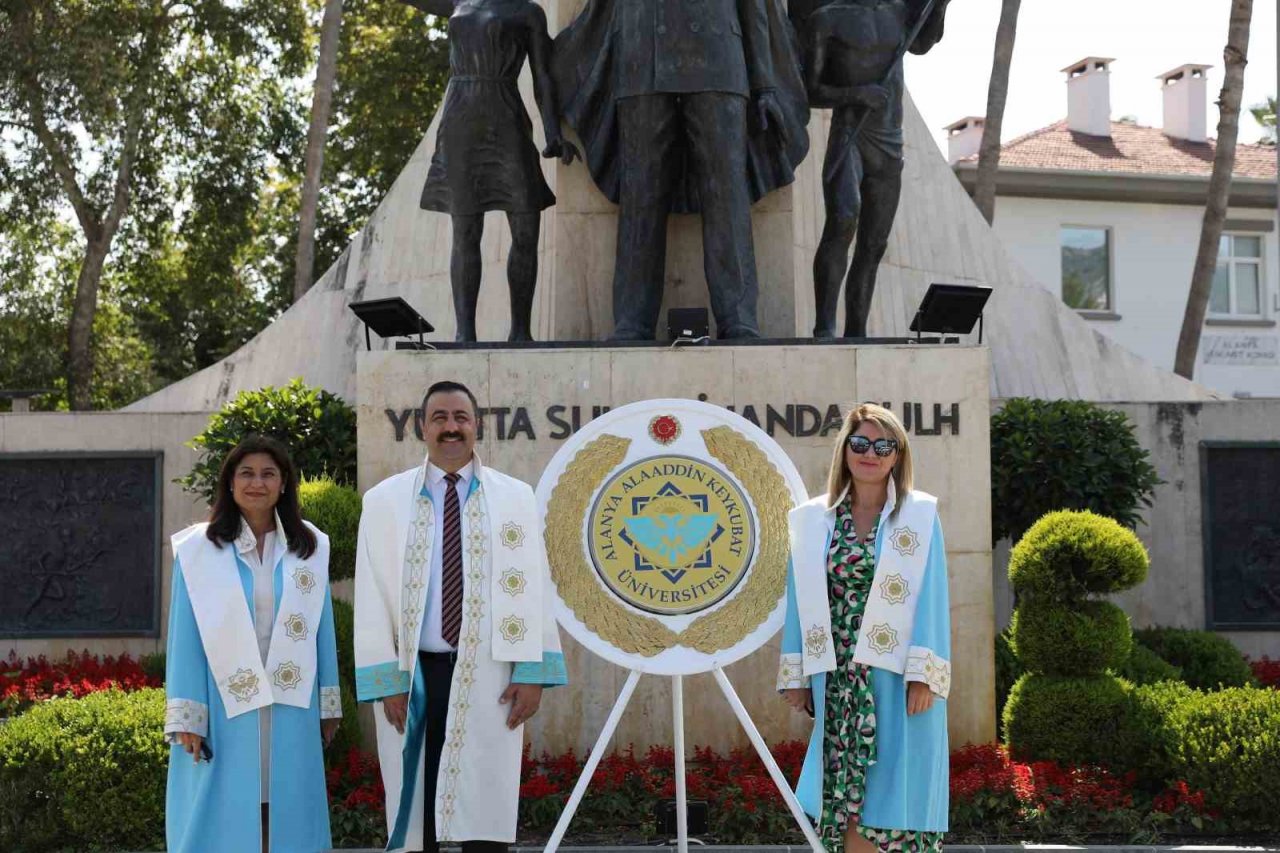 ALKÜ ailesinden Atatürk Anıtı’na çelenk
