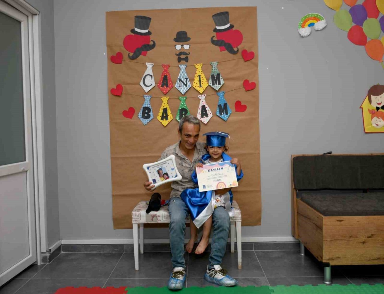 Hem mezuniyetlerini, hem Babalar Günü’nü kutladılar