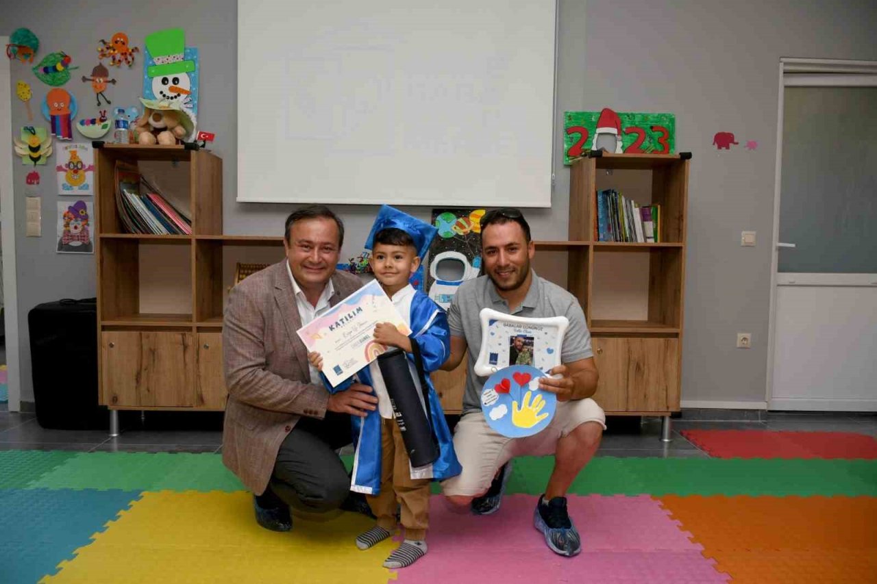 Hem mezuniyetlerini, hem Babalar Günü’nü kutladılar