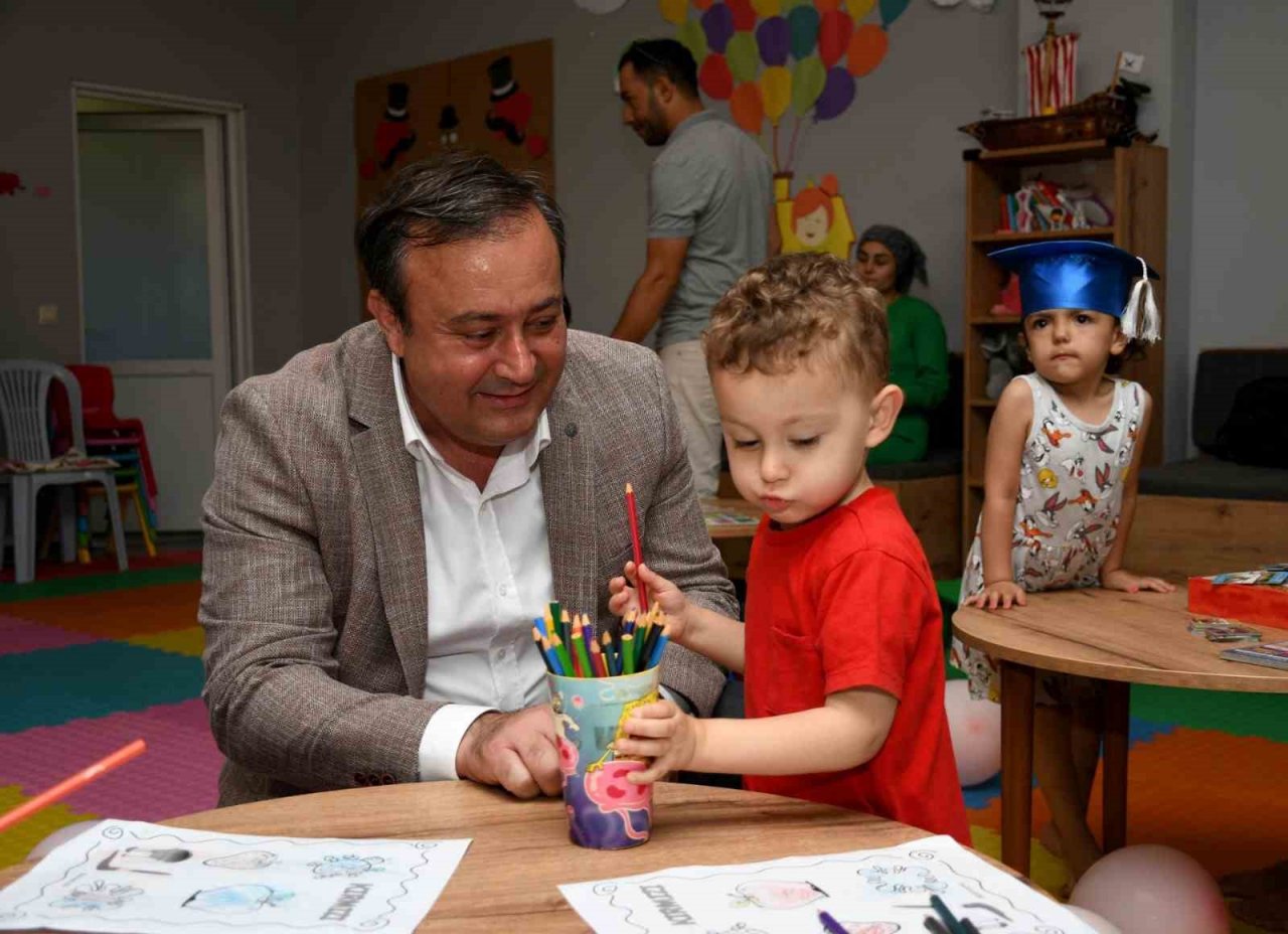 Hem mezuniyetlerini, hem Babalar Günü’nü kutladılar