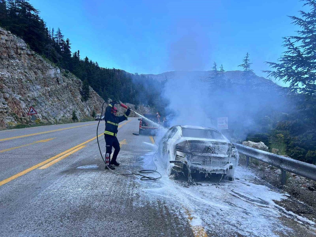 Antalya’da hareket halindeki otomobil alev alev yandı