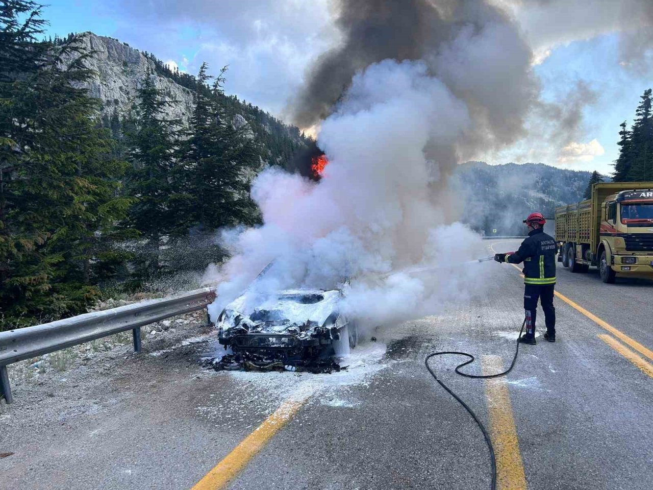 Antalya’da hareket halindeki otomobil alev alev yandı