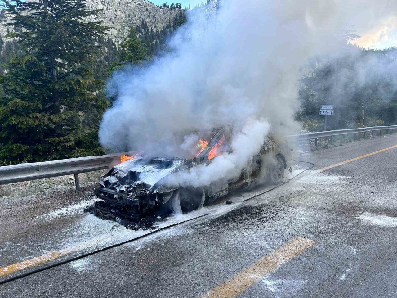 Antalya’da hareket halindeki otomobil alev alev yandı