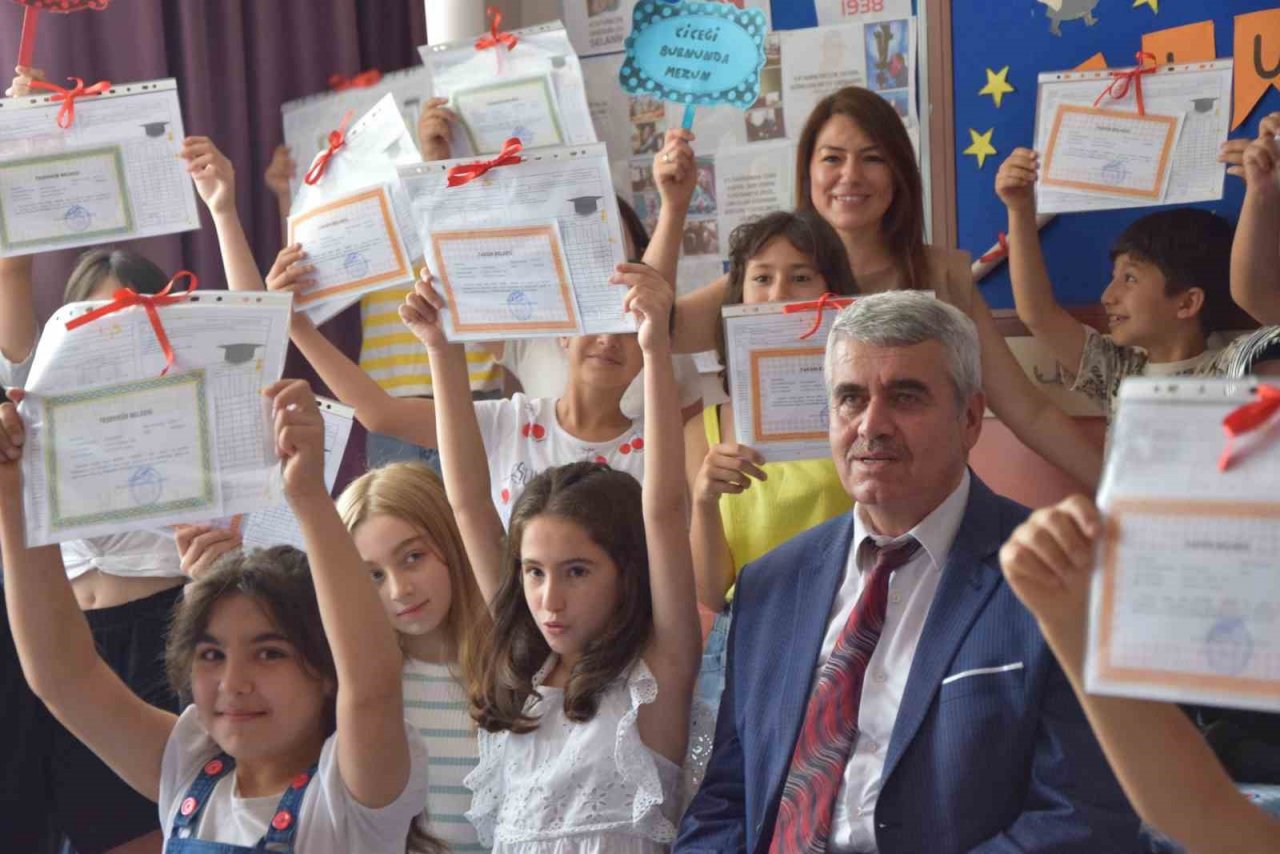 Aksu’da 15 bin 730 öğrenci karne sevinci yaşadı