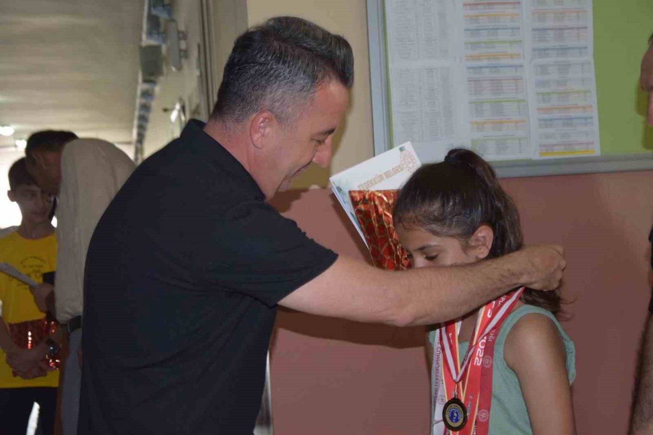 Aksu’da 15 bin 730 öğrenci karne sevinci yaşadı