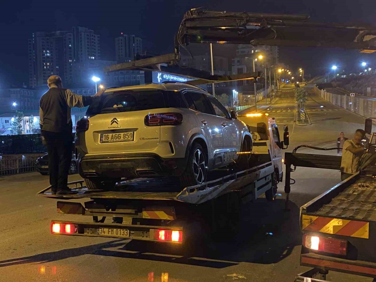 Küçükçekmece’de şantiye alanından geçen araç çukura düştü