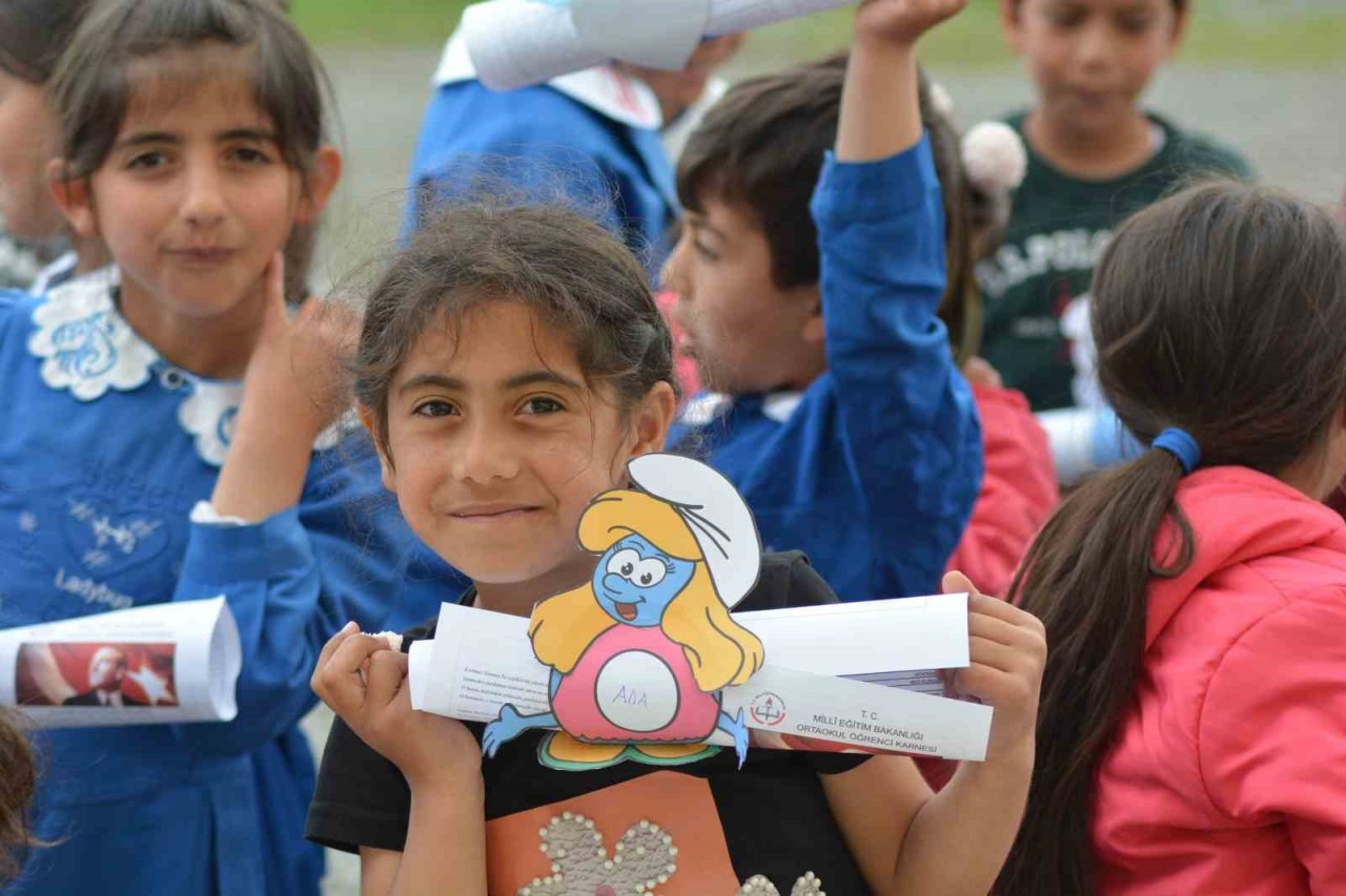 Ardahan’da öğrencilerin karne heyecanı