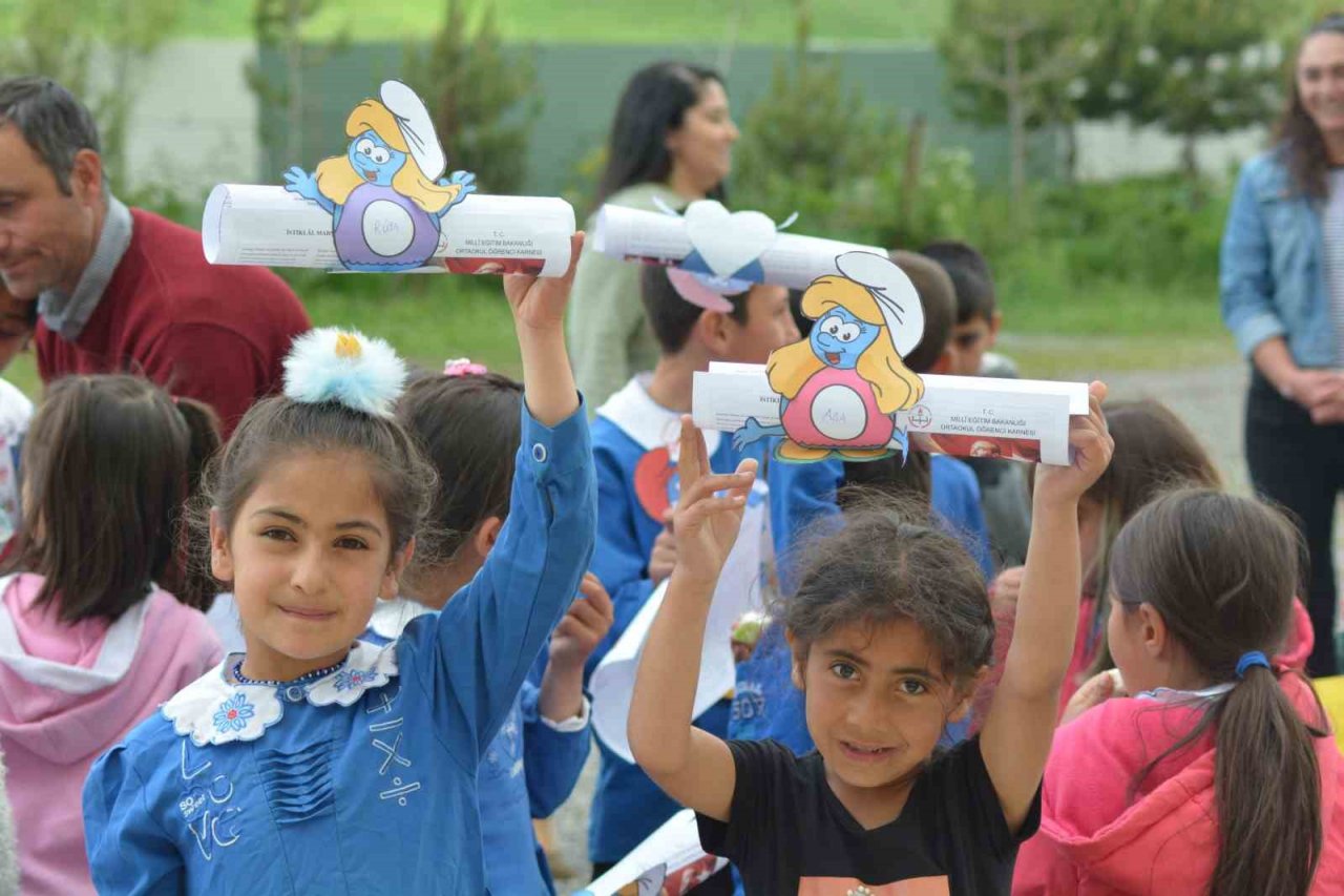 Ardahan’da öğrencilerin karne heyecanı