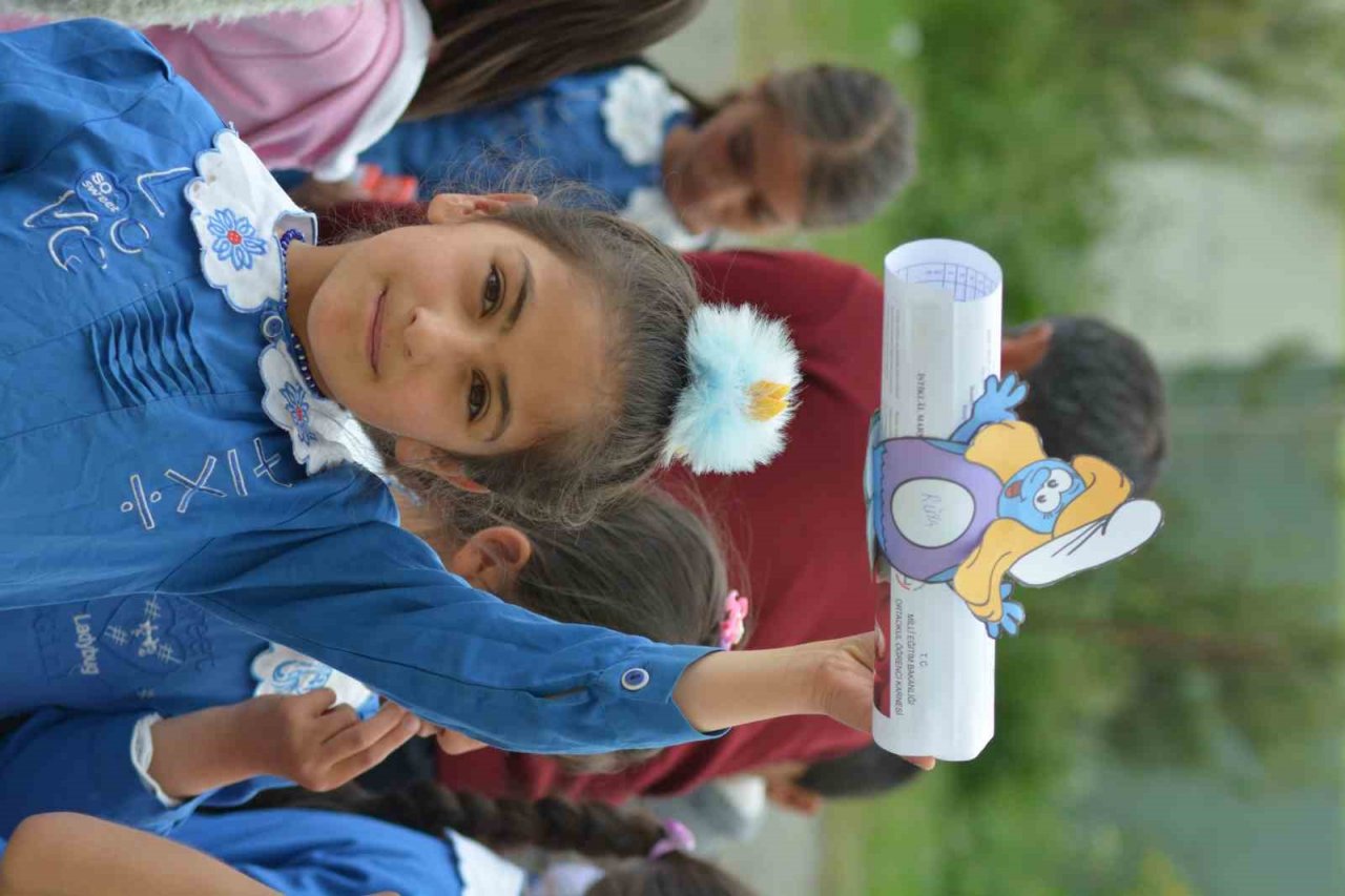 Ardahan’da öğrencilerin karne heyecanı