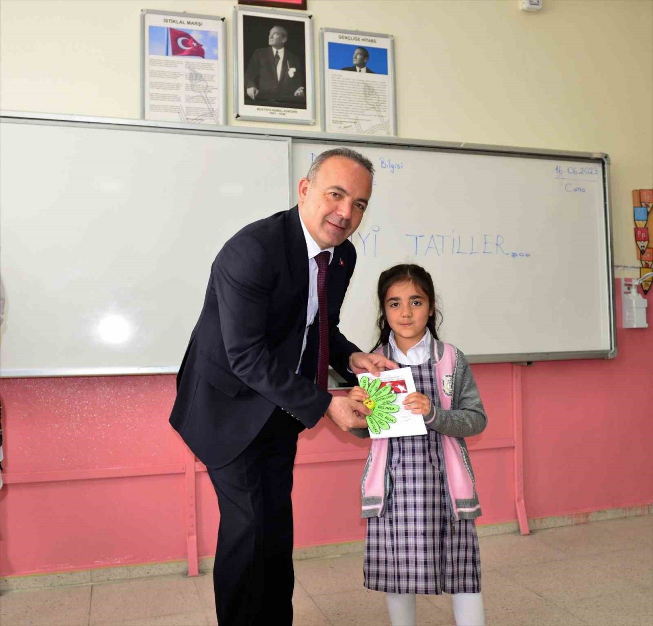 Ardahan’da öğrencilerin karne heyecanı