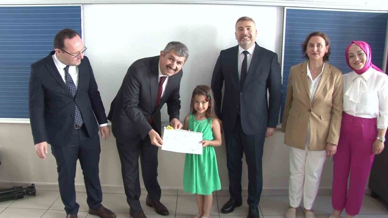 Ataşehir’de ilkokul öğrencileri karne heyecanı yaşadı