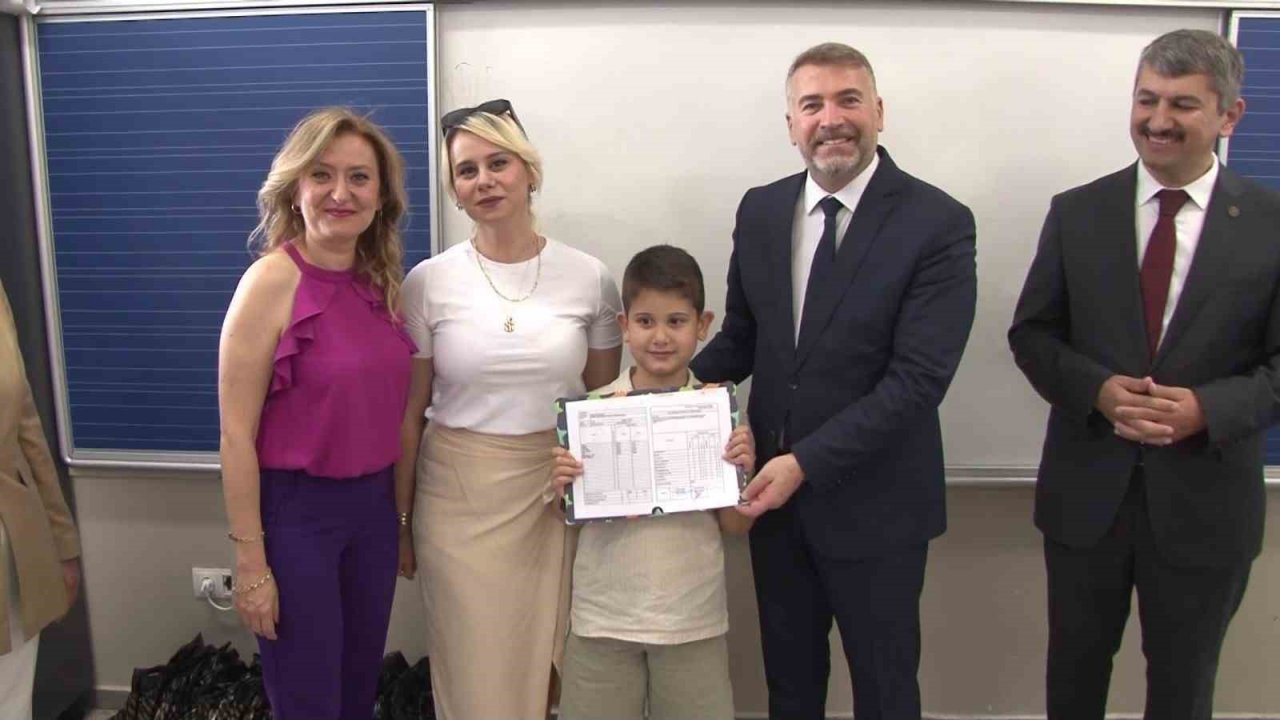 Ataşehir’de ilkokul öğrencileri karne heyecanı yaşadı